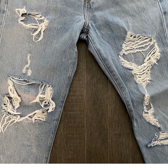 ~ SOLD ~ LN LEVI's Wedgie Light Wash Destructed Raw Hem Denim Jeans 25W, 26L - Picture 4 of 7